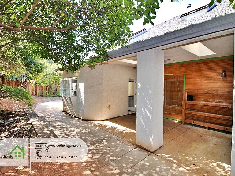 2279 Wicklow St — Photo 28