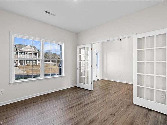 4th image of 702 Fairmile Dr