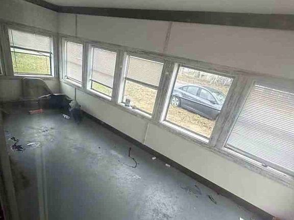 5th image of 306 Lambert St