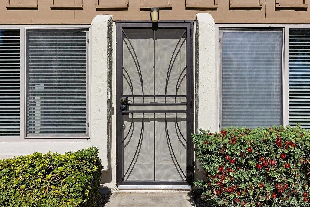 3 bed, 1056 sqft, $4,100 — Photo 4