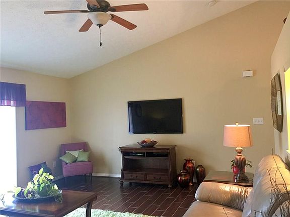 4th image of 585 Hummingbird Ln