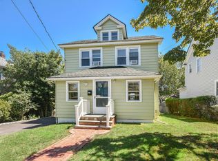 8 Raymond St, Glen Cove, NY 11542