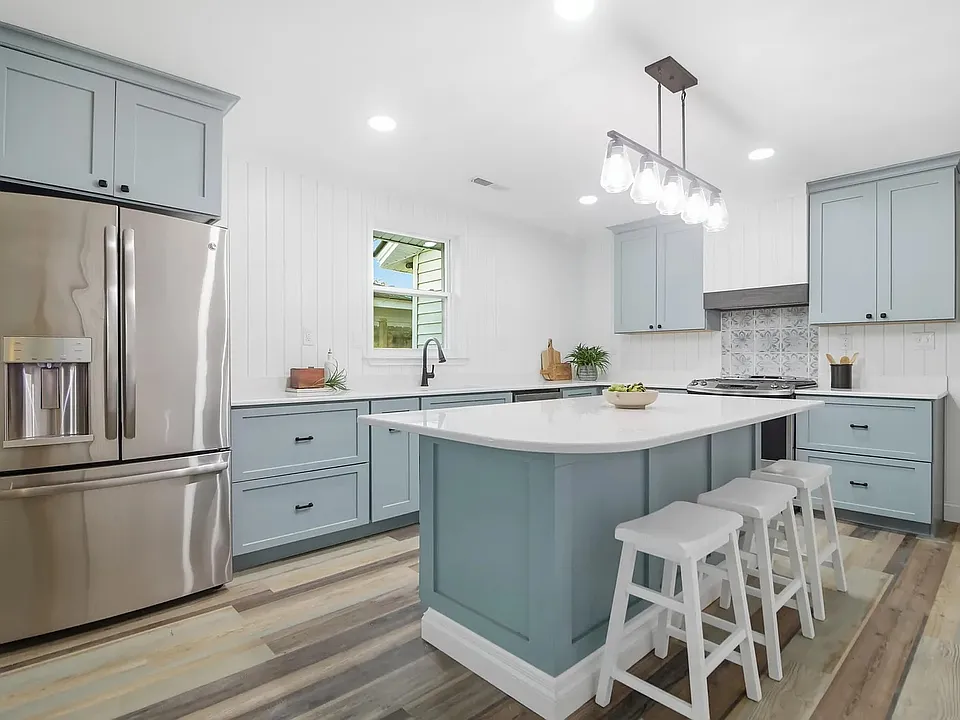 921 Hillsboro Dr