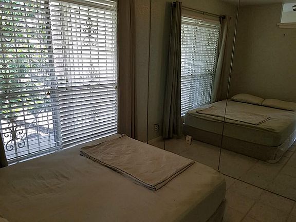 4th image of 3900 Woodchase Dr #7
