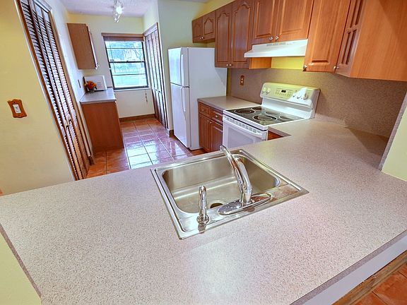 5th image of 10 N Valencia Dr