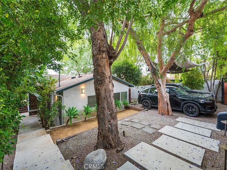 526 Crane Blvd — Photo 14
