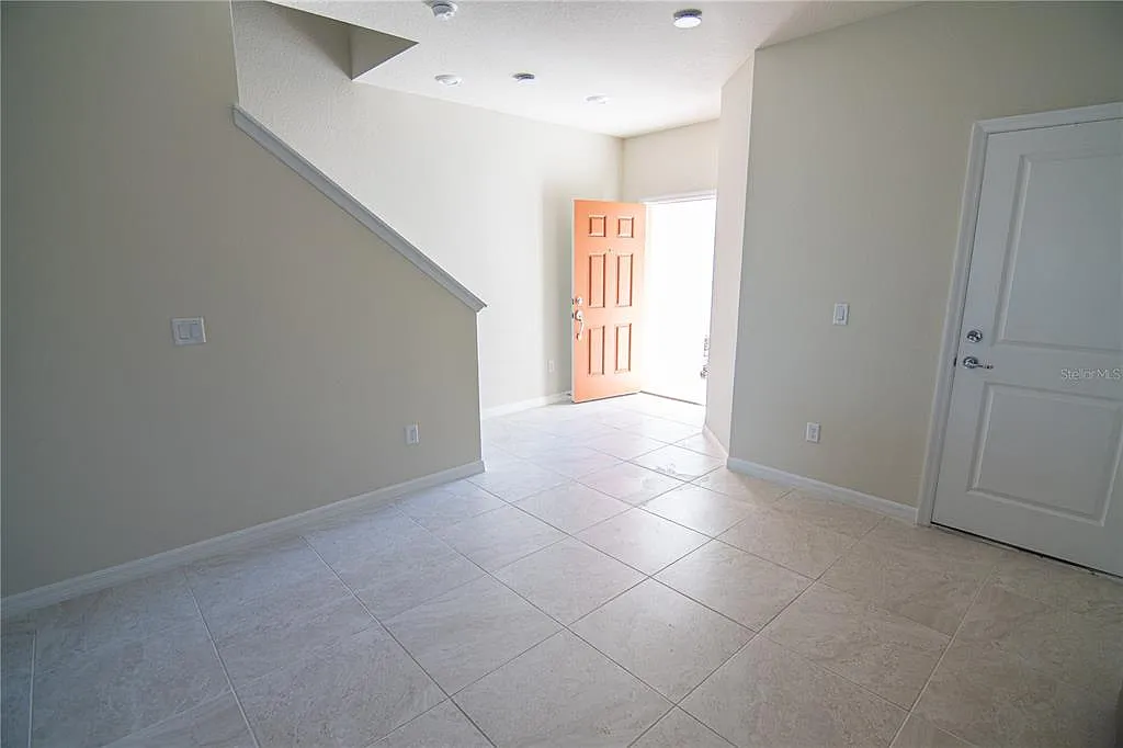 3 bed, 2.5 bath, 1683 sqft, $2,150 — Photo 3