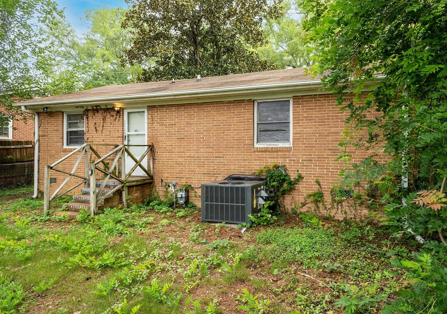 Three Bedroom SFH — Photo 2