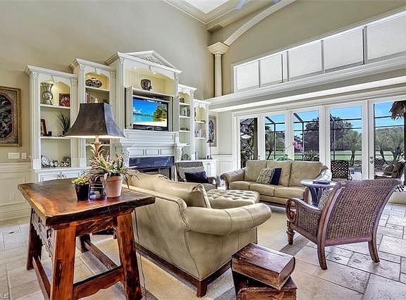 20' ceilings, arched entrances, tumbled marble flooring