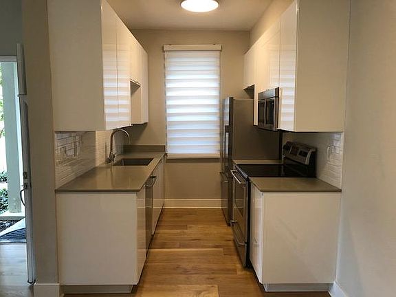 4th image of 23 Lakeshore Ct #23