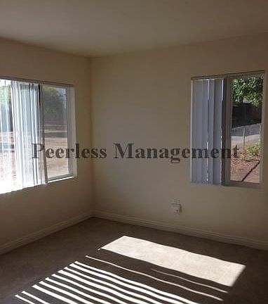 4th image of 1095 E Washington Ave