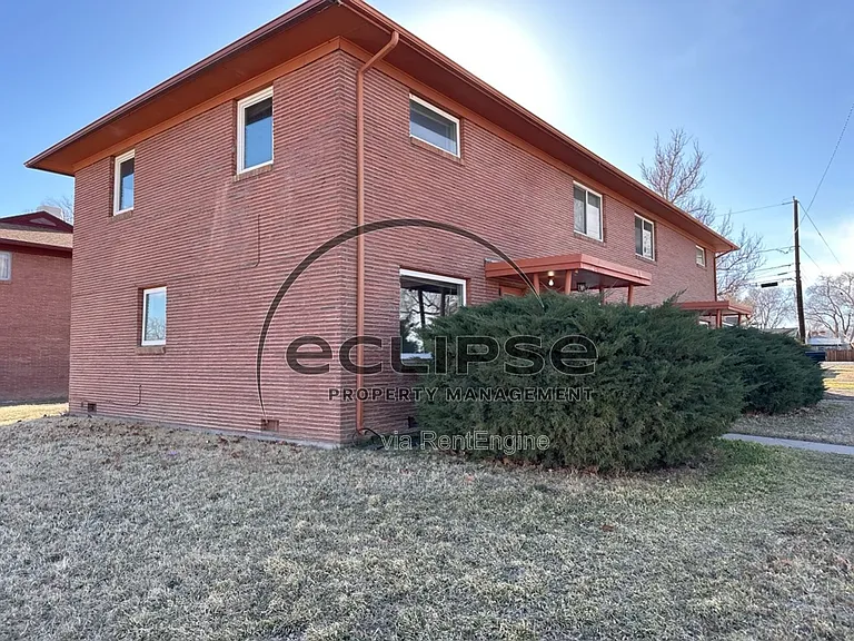1823 Gunnison Ave — Photo 1