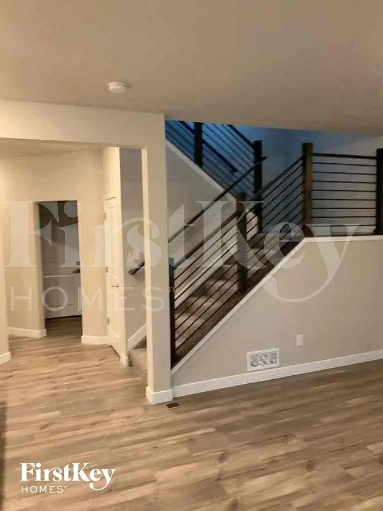 3 bed, 2.5 bath, 1652 sqft, $2,215 — Photo 2