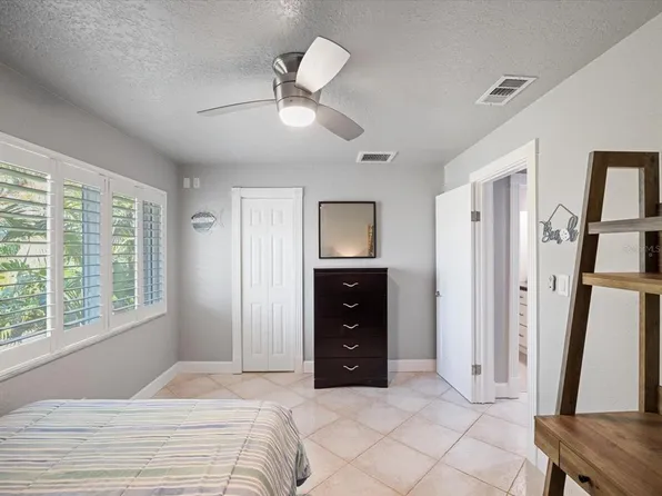 725 Capri Blvd, Treasure Island, FL 33706