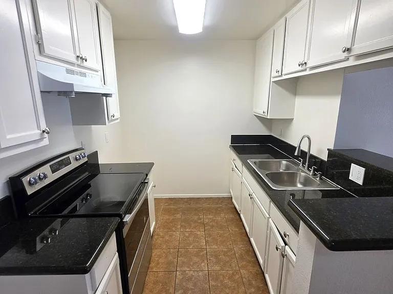 GRAMERCY APTS. — Photo 11