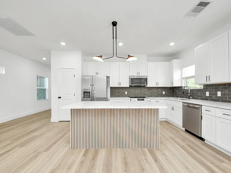 801 E 32nd 1/2 St #B — Photo 20