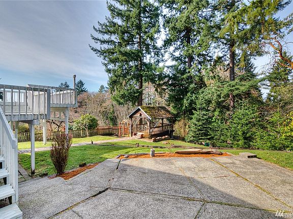 Sunny Patio and huge yard!