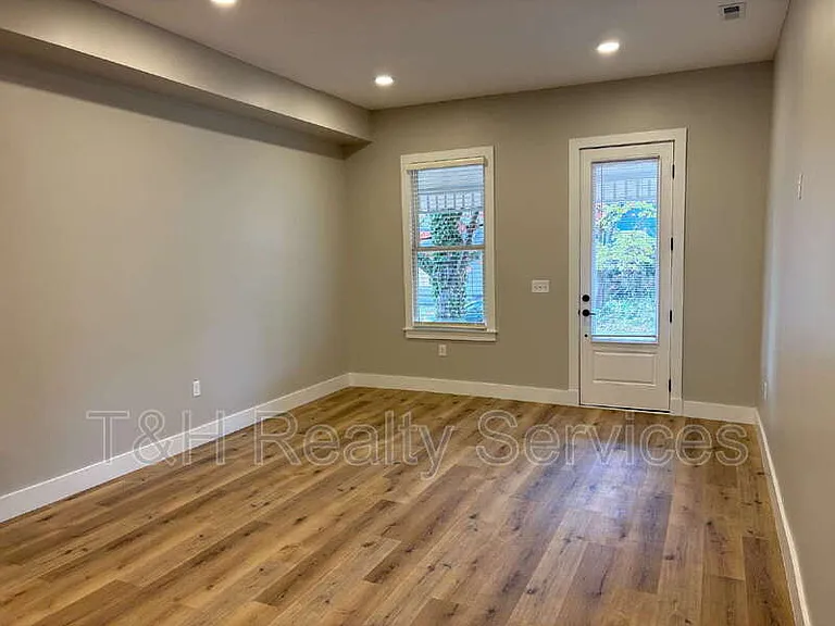 529 N Highland Ave — Photo 4