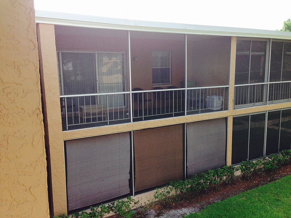 Second story balcony patio