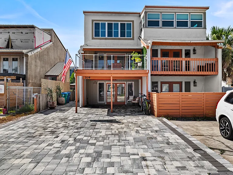 209 Myra St — Photo 4
