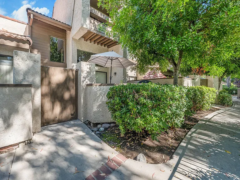 5800 Owensmouth Ave #7 — Photo 2