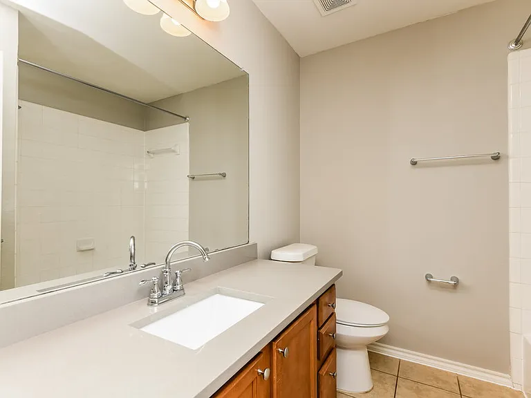 6910 Shore Breeze Ct — Photo 16