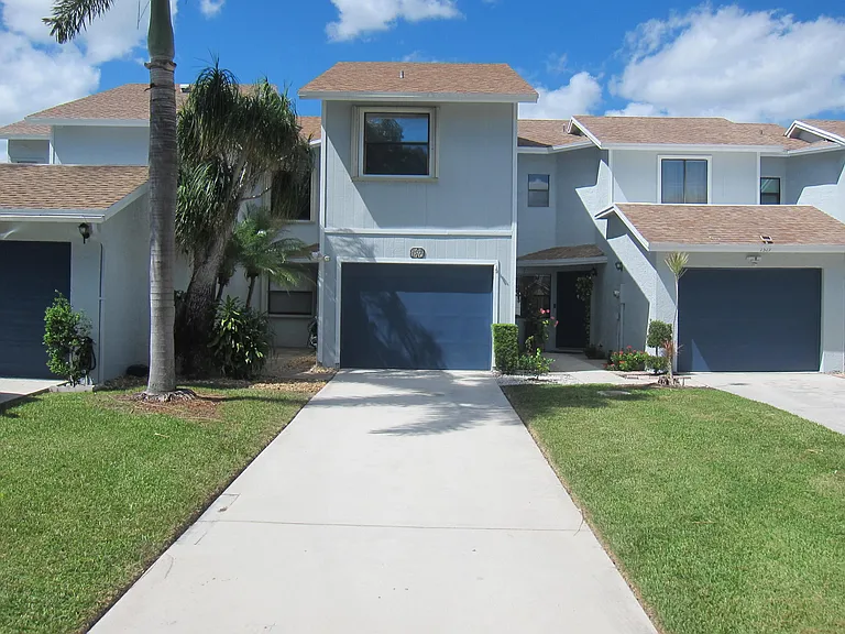 1517 Woodbridge Lakes Cir — Photo 1