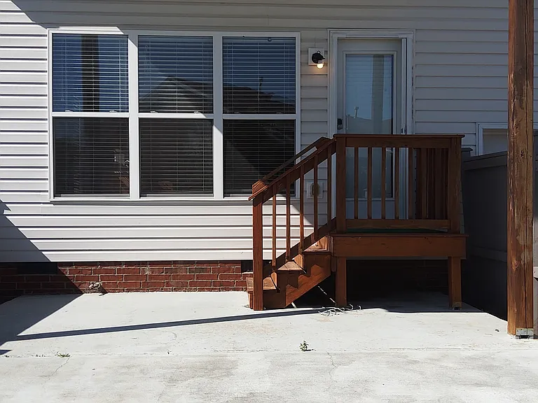 Covered patio w/sitting space