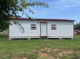 906 4th St, Edna, TX 77957