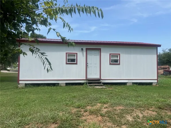 906 4th St, Edna, TX 77957