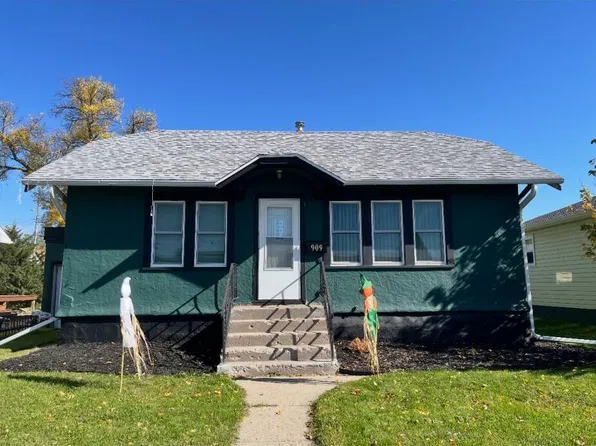 909 4th Ave SE, Jamestown, ND 58401