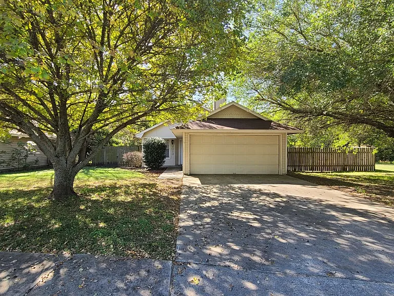 2013 Dickens Dr — Photo 1