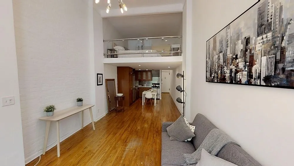 43 E 10th St APT 2H photo 1