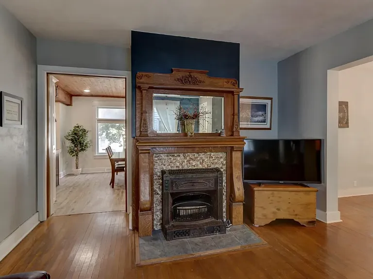 511 W Wisconsin St — Photo 14