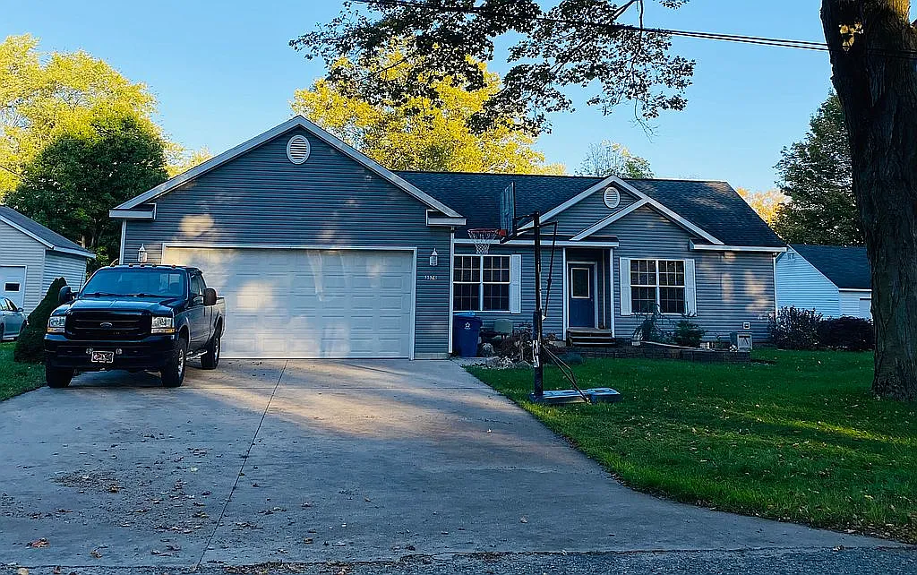 3574 John St photo 1