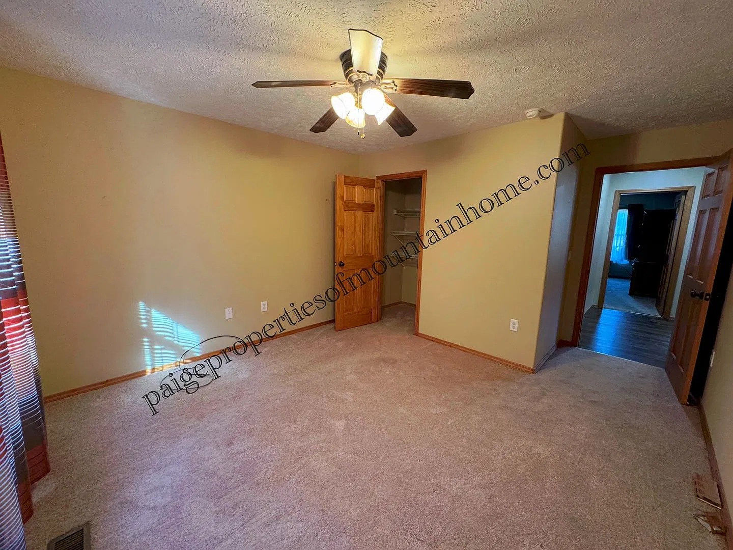 Beautiful & Spacious 3 bedroom, 2 bath House — Photo 2