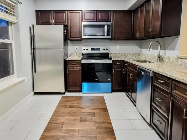 220 Meadows Ln NE, Leesburg, VA 20176
