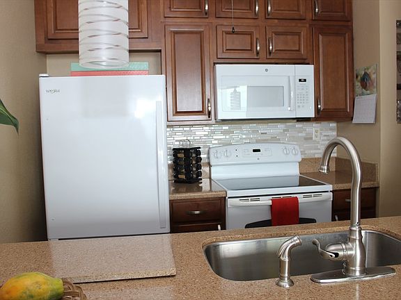 3rd image of 75-5888 Alii Dr APT D7