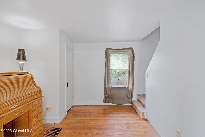 5th image of 210 E Hudson Avenue