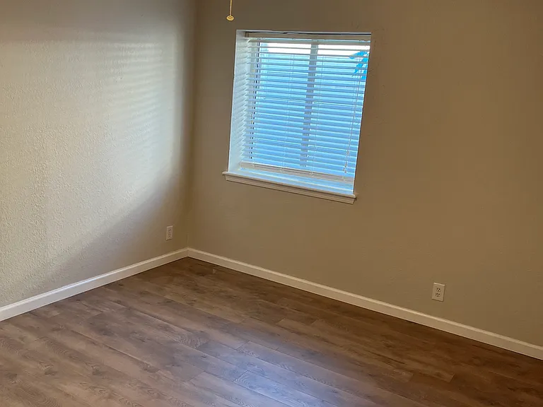 2709 Bishops Dr — Photo 6