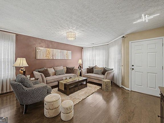 4th image of 111 Village Trce