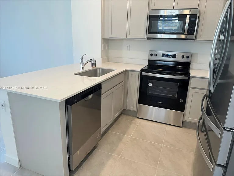 822 SW 11th Ter — Photo 9