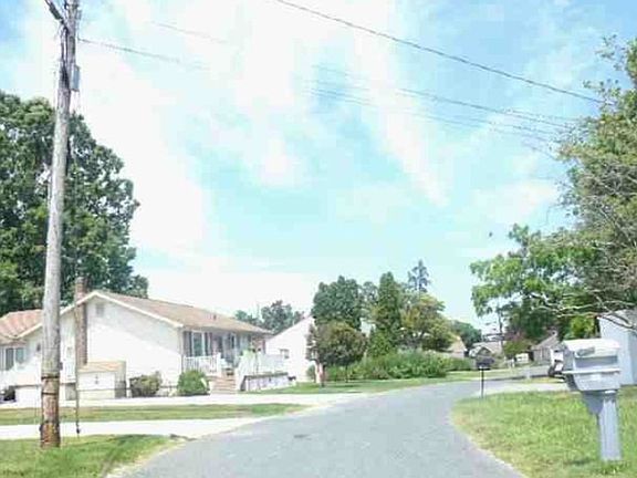 Exterior Neighborhood (street photo)