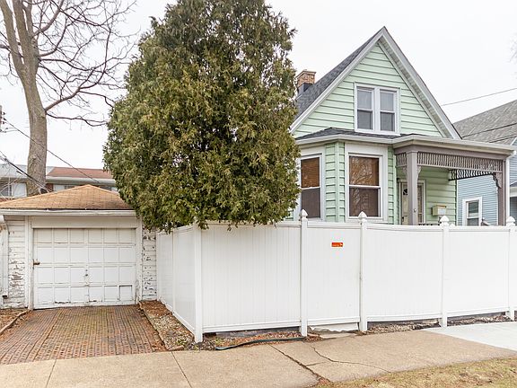 3rd image of 6821 N Ravenswood Ave