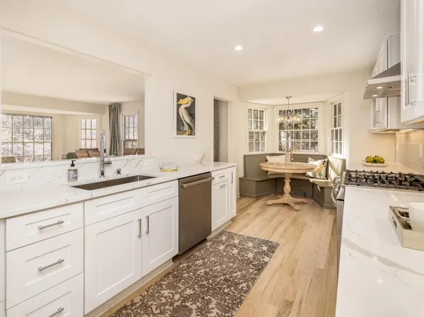 1433 West Westport CIRCLE, Mequon, WI 53092