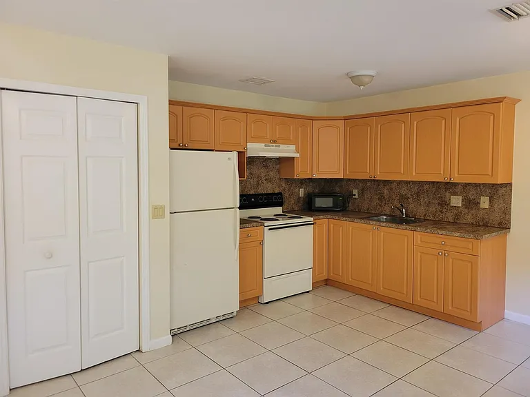 2227 Monroe St — Photo 3