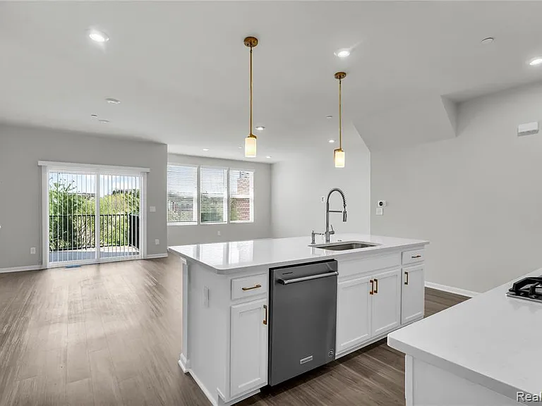 313 Strawberry Dr — Photo 10