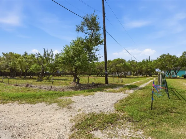 1203 W Young Ave, Aransas Pass, TX 78336