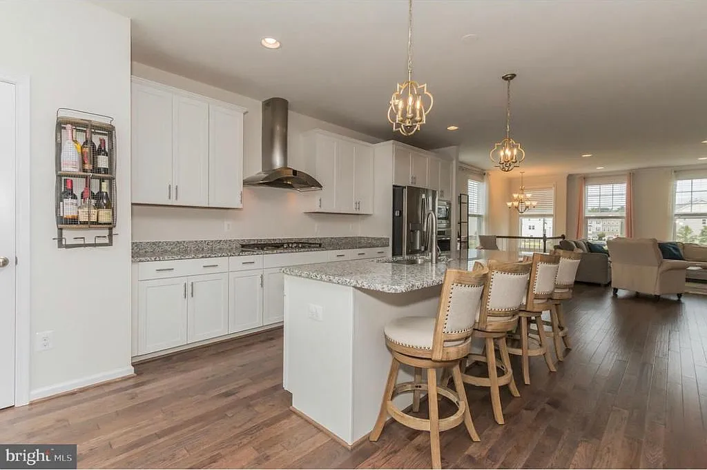 3 bed, 3.5 bath, 2610 sqft, $3,300 — Photo 4