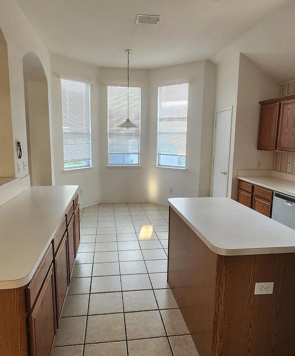 4 bed, 2060 sqft, $2,400 — Photo 3